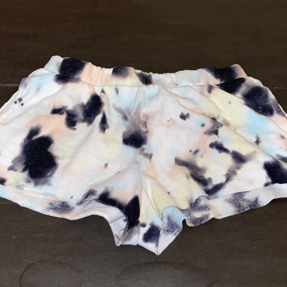 Colsie Medium Black and Cream Tie-Dye Athletic Shorts